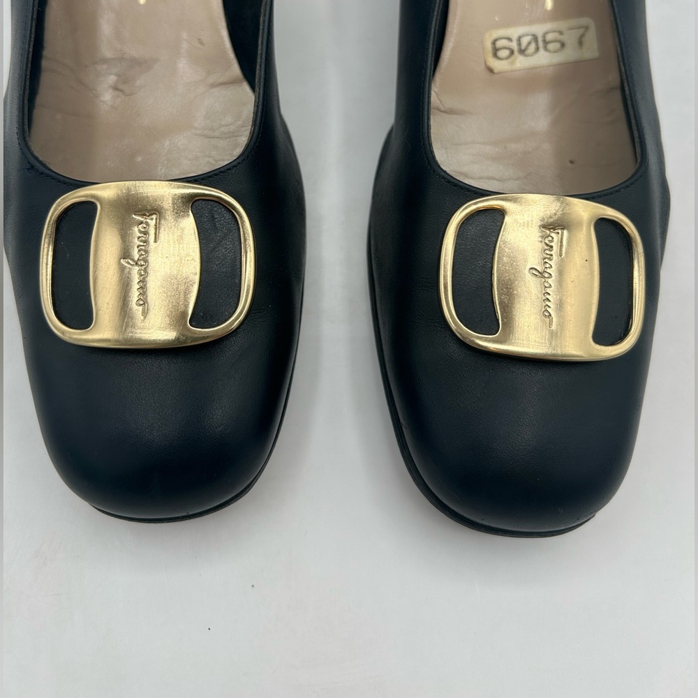 Vintage Salvatore Ferragamo Kitten Block Heel Black Leather Gold Accent Size 8.5 - Picture 5 of 14